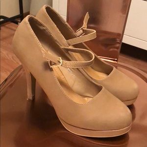 Nude pumps with straps